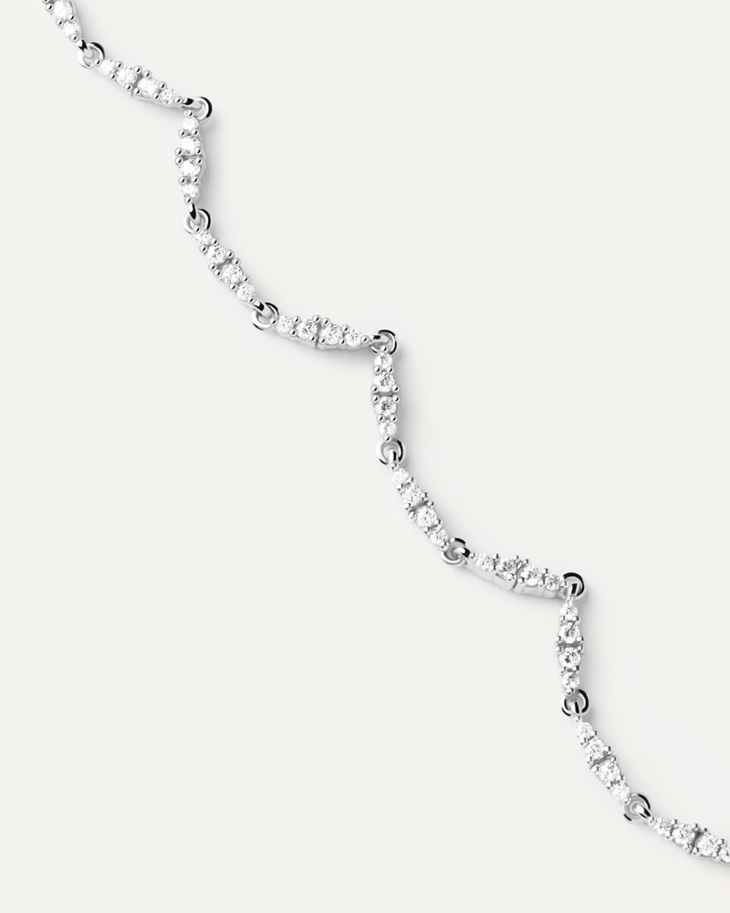 Collana a catena in argento con maglie a forma di occhio e cluster di pietre multiple