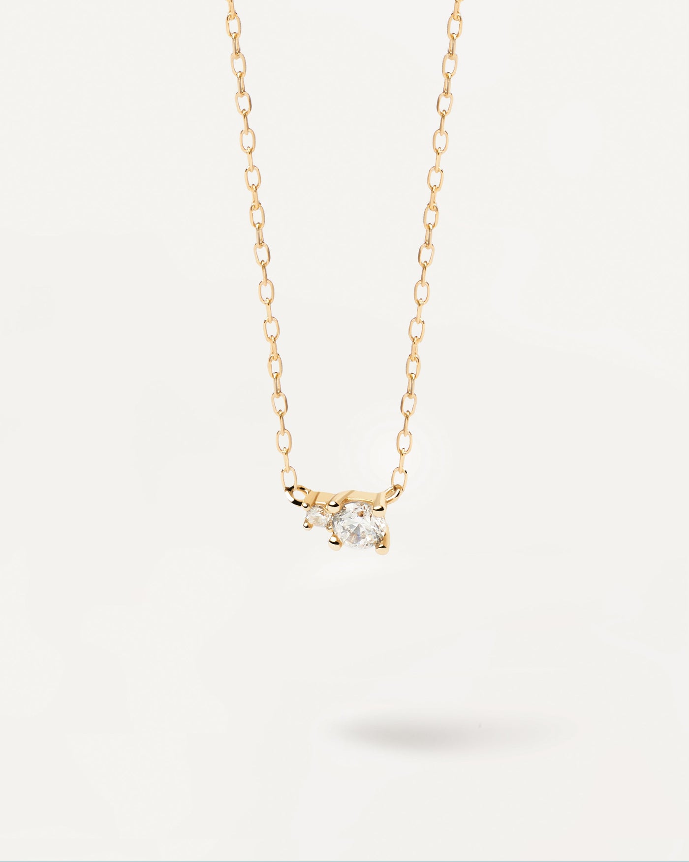 Sélection 2023 | Collier en Diamants et en Or duo. Collier en or jaune massif avec deux diamants de différentes tailles de 0,11 carat. Découvrez les dernières nouveautés de chez PDPAOLA. Commandez et recevez votre bijou en toute sérénité. Livraison gratuite.