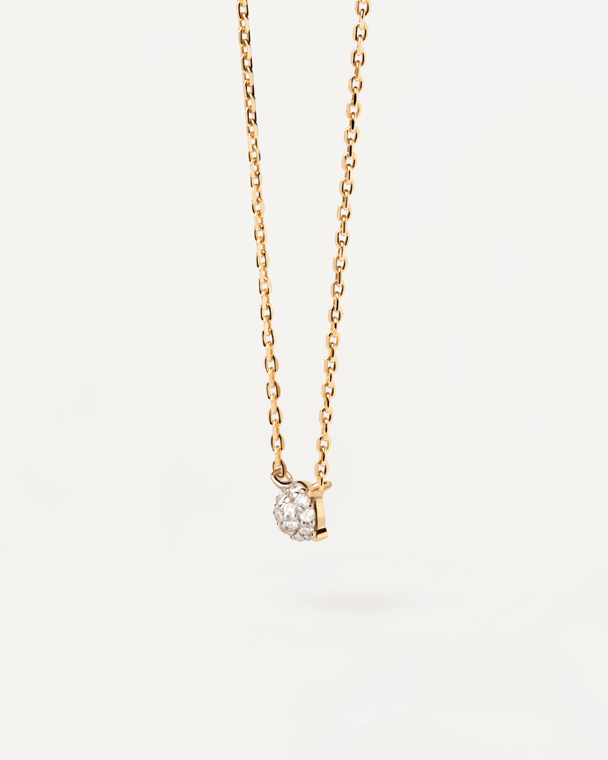 Collar solitario de oro amarillo con pavé de diamantes de laboratorio redondo