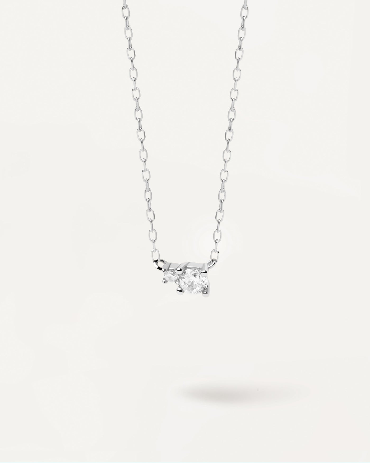 Sélection 2023 | Collier en Diamants et en Or Blanc duo. Collier en or blanc massif avec deux diamants de différentes tailles de 0,11 carat. Découvrez les dernières nouveautés de chez PDPAOLA. Commandez et recevez votre bijou en toute sérénité. Livraison gratuite.