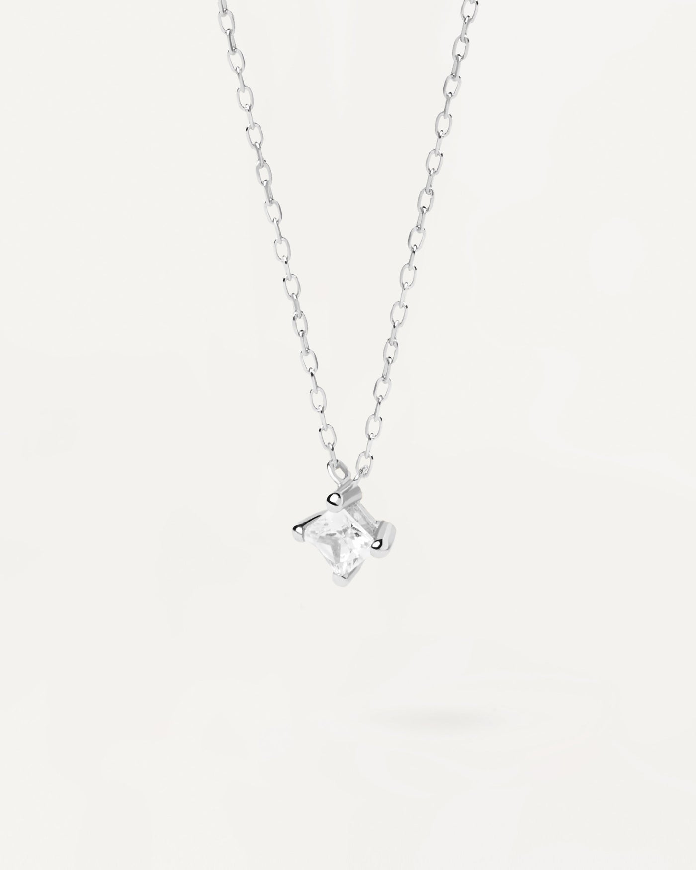 Collier Avec Diamant Solitaire Carré en Or Blanc. Collier solitaire en or blanc massif avec diamant de laboratoire carré taille princesse de 0,33 carat. Découvrez les dernières nouveautés de chez PDPAOLA. Commandez et recevez votre bijou en toute sérénité.