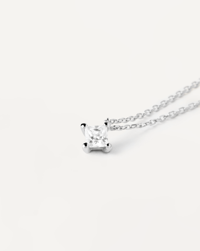 Collana in Oro Bianco Con Diamante principessa Solitaire - 
  
    Oro bianco 18K / Placcatura in argento rodiato
  
