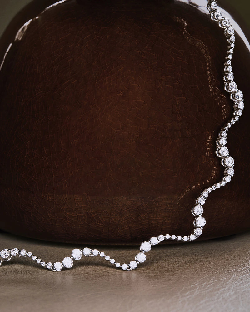 Eleganter Choker Halsbänder mit wellenförmigem Band mit im Laborgezüchteten Diamanten