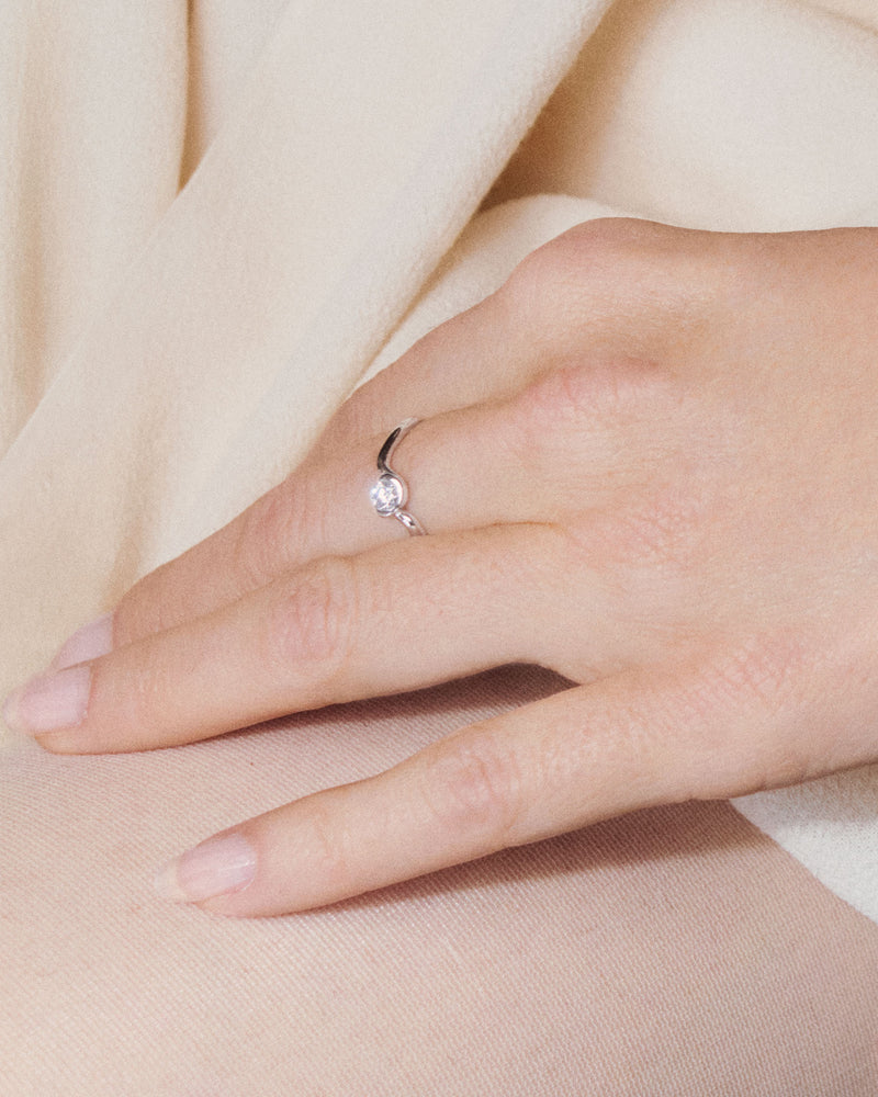 Bague en or blanc et diamants Delia - 
  
    Or blanc 18 carats / Placage Argent Rhodié
  
