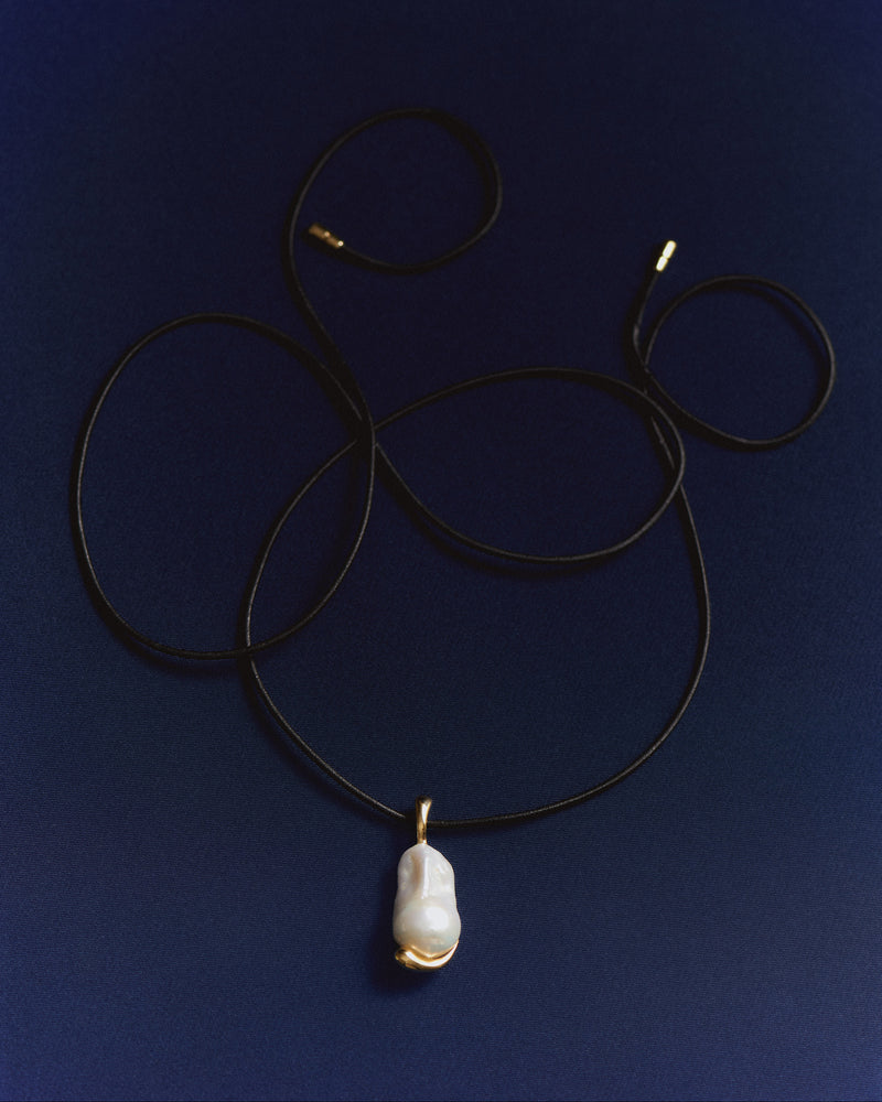 Grande ciondolo di perla coltivata d'acqua dolce per collana a cordoncino o a catena