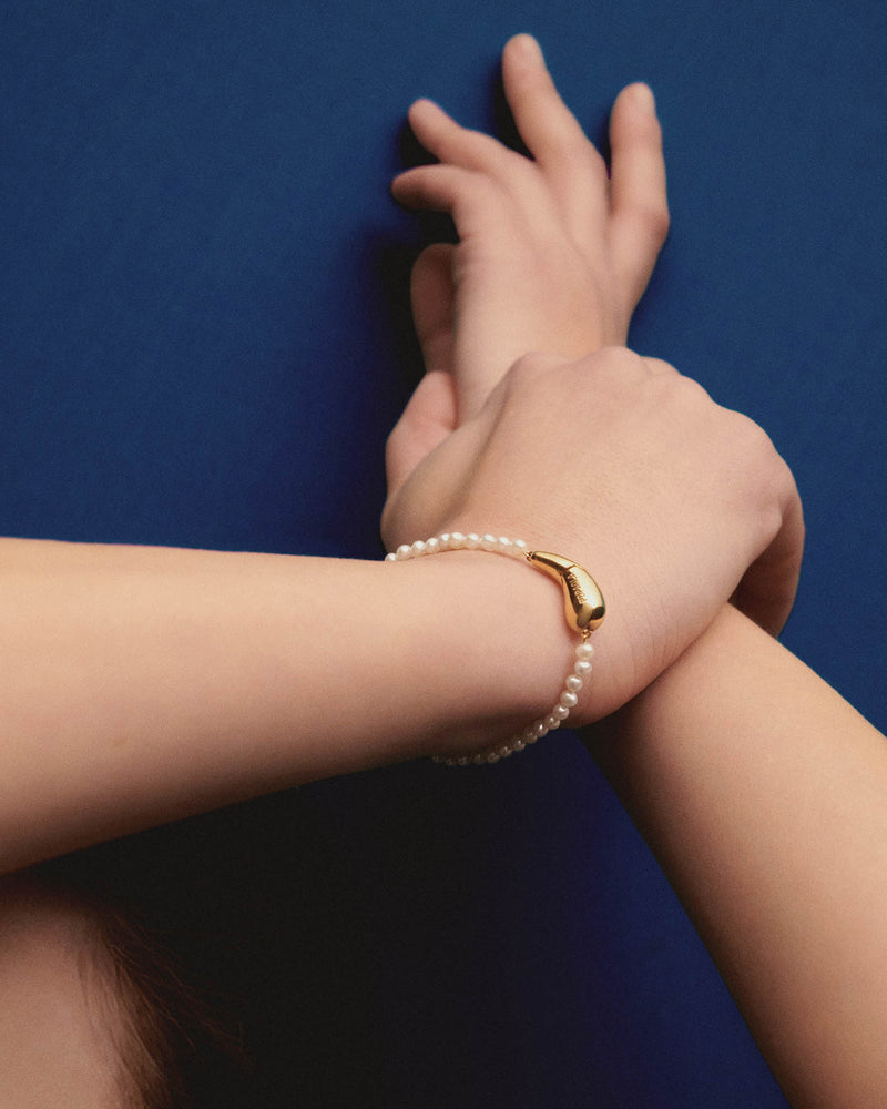 Elegant freshwater cultured pearl beaded bracelet with fluid drop clasp