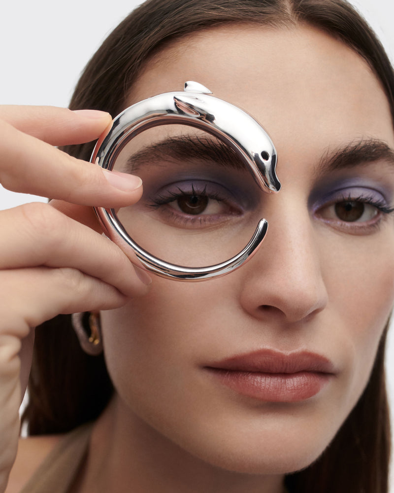 Bracciale rigido delfino moderno in argento con forma scultorea