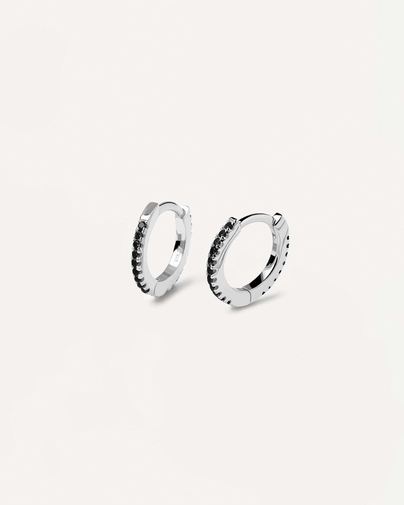 Selección 2023 | Aros de plata Black Mini. PENDIENTES DE PLATA DE PRIMERA LEY CHAPADA EN ORO DE 18K CON CIRCONITA BLANCA TALLADA Y CIERRE DE BISAGRA. Consigue las últimas novedades de PDPAOLA. Haz tu pedido de forma segura y obtén este Best Seller. Envío Gratis.