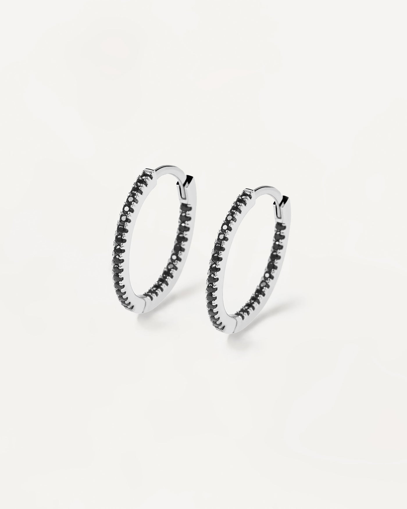 Selezione 2023 | Orecchini Black Medium Silver. ORECCHINI A CERCHIETTO COMPLETO IN ARGENTO STERLING CON ZIRCONIA NERA SETTATA. Acquista le ultime novità di PDPAOLA. Effettua il tuo ordine in tutta sicurezza e non lasciarti sfuggire questo best seller. Spedizione gratuita.