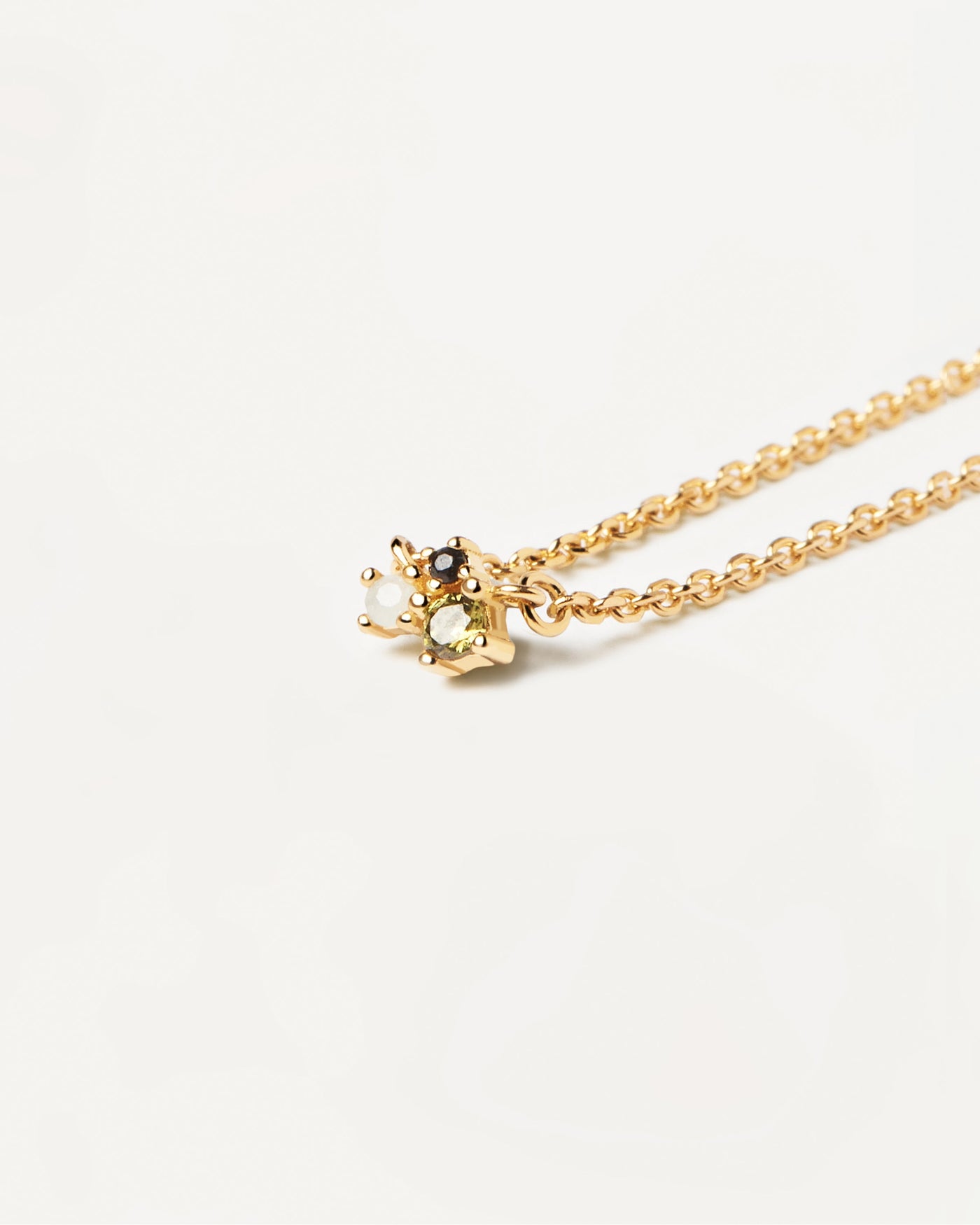 Selezione 2023 | Collana Lime Blush. LABRADORITE, PERIDOTO VERDE E ZIRCONI NERI SU UNA COLLANA IN ARGENTO PLACCATO ORO 18 CARATI. Acquista le ultime novità di PDPAOLA. Effettua il tuo ordine in tutta sicurezza e non lasciarti sfuggire questo best seller. Spedizione gratuita.
