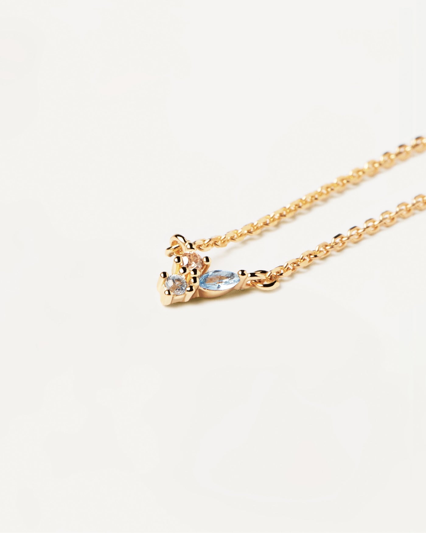 Sélection 2023 | Collier Midnight Blue. PIERRES D'AIGUE-MARINE, BLEU LONDON, ZIRCONIA BLANCHE ET LABRADORITE PLACÉES SUR UN COLLIER DE CHAÎNE PLAQUÉ OR 18K. Découvrez les dernières nouveautés de chez PDPAOLA. Commandez et recevez votre bijou en toute sérénité. Livraison gratuite.