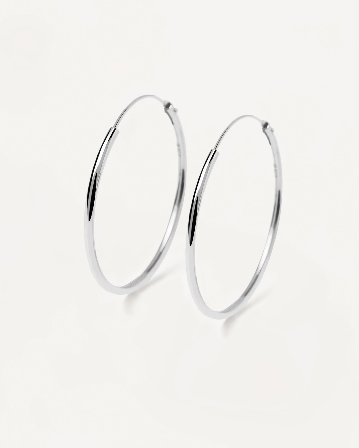 Sortiment 2023 | Large Silberohrringe. KLASSISCHE RUNDE ENDLOSE CREOLEN IN 925 STERLINGSILBER. Erhalten Sie die neuesten Produkte von PDPAOLA. Geben Sie Ihre Bestellung sicher auf und erhalten Sie diesen Bestseller. Kostenloser Versand.