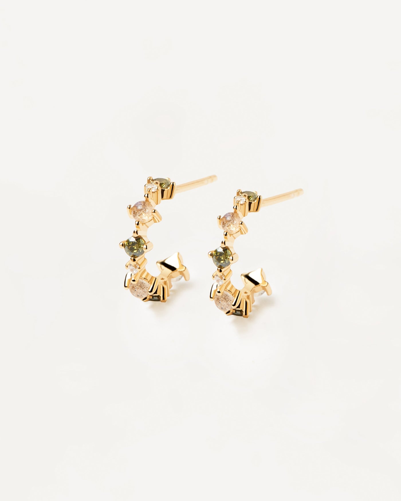 Pendientes Glory. labradorita, peridoto verde y circonia blanca engastadas en aretes c de plata bañada en oro de 18k. Consigue las últimas novedades de PDPAOLA. Haz tu pedido de forma segura y obtén este Best Seller.