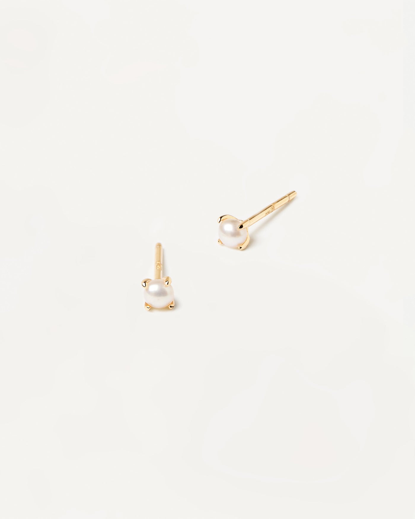 Orecchini Mini Pearl. paio di orecchini in argento 925 placcato oro 18k con una piccola perla naturale. Acquista le ultime novità di PDPAOLA. Effettua il tuo ordine in tutta sicurezza e non lasciarti sfuggire questo best seller.