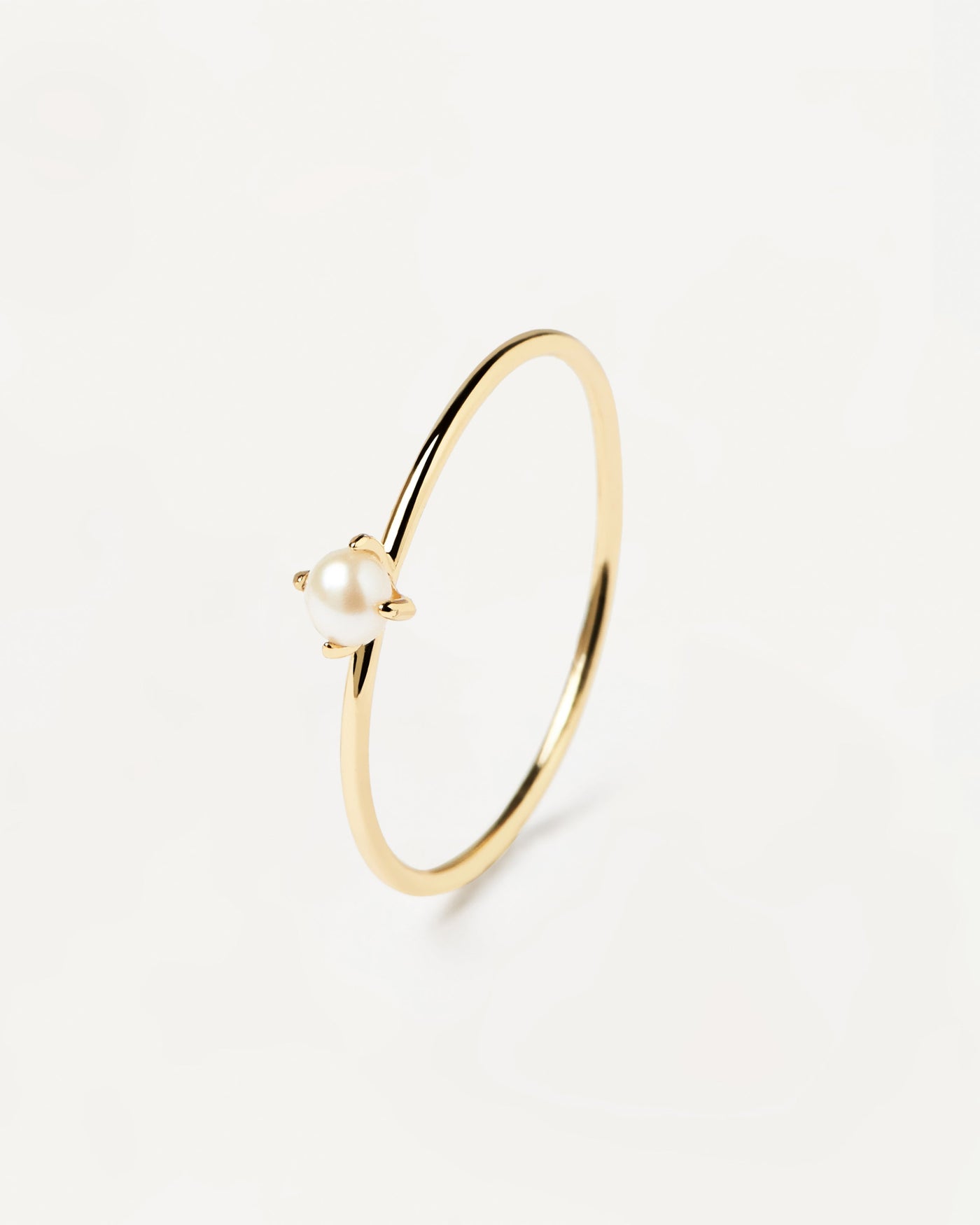 Solitary Pearl Ringe. natürliche perle in zackenfassung auf einem dünnen ring aus 18k vergoldetem 925er silber. Erhalten Sie die neuesten Produkte von PDPAOLA. Geben Sie Ihre Bestellung sicher auf und erhalten Sie diesen Bestseller.