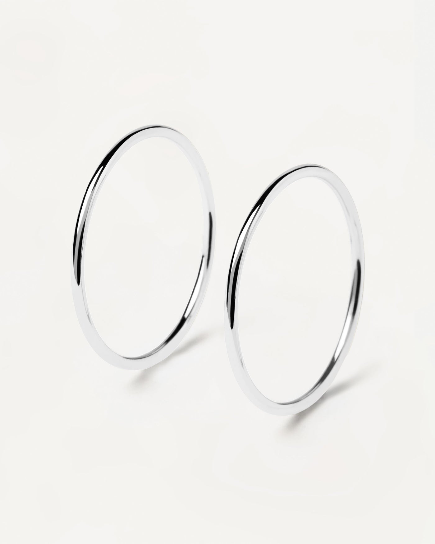 Anelli Twin Silver. coppia di anelli impilabili in argento sterling 925. Acquista le ultime novità di PDPAOLA. Effettua il tuo ordine in tutta sicurezza e non lasciarti sfuggire questo best seller.