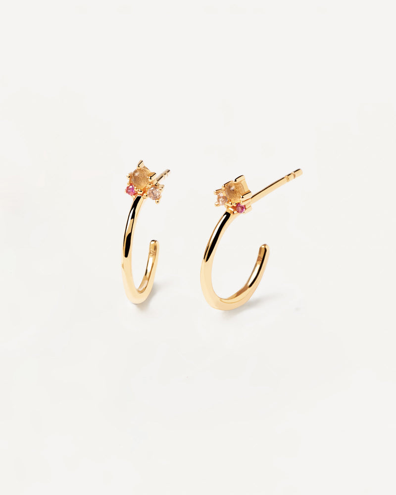 Pair of 18k goldplated silver c-hoops set with champage, rose red zirconias and labradorite