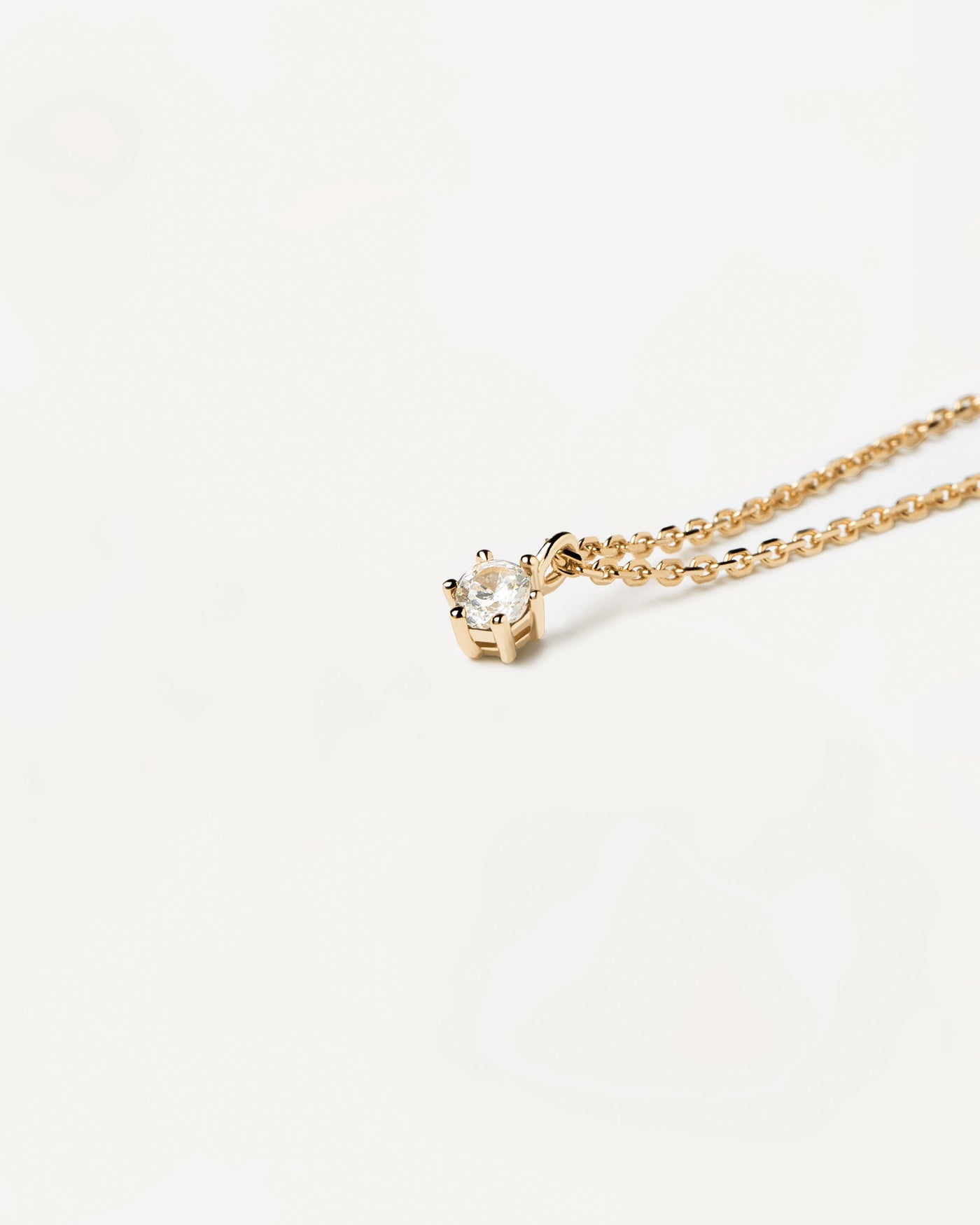White Solitary Halskette. kette aus 18k vergoldetem silber mit einem weissen zirkonia auf zackenfassung. Erhalten Sie die neuesten Produkte von PDPAOLA. Geben Sie Ihre Bestellung sicher auf und erhalten Sie diesen Bestseller.