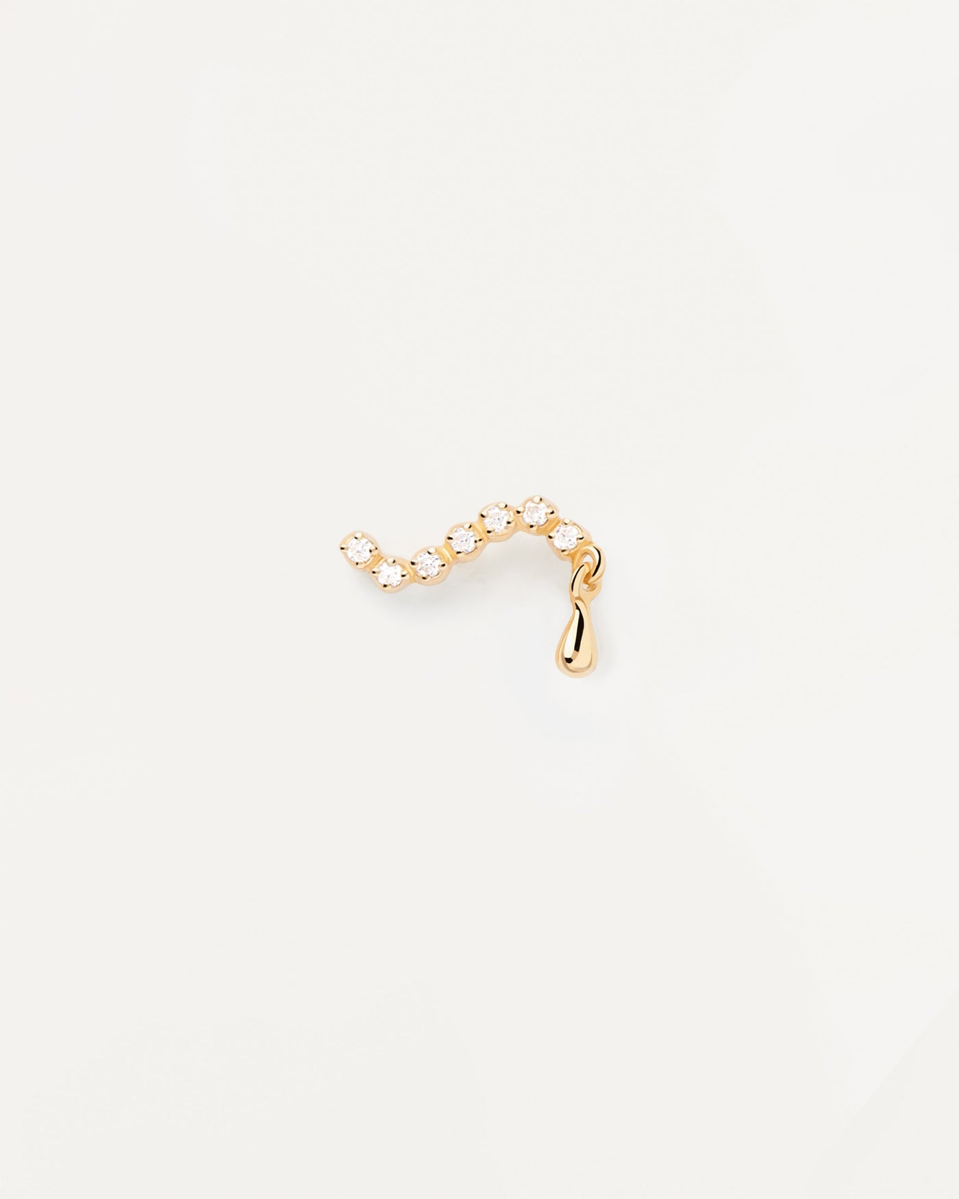 Swim Einzelner Stud Ohrringe. Wellenförmiger Piercing-Ohrring aus vergoldetem Silber mit weißem Zirkonia und Tropfenanhänger. Erhalten Sie die neuesten Produkte von PDPAOLA. Geben Sie Ihre Bestellung sicher auf und erhalten Sie diesen Bestseller.