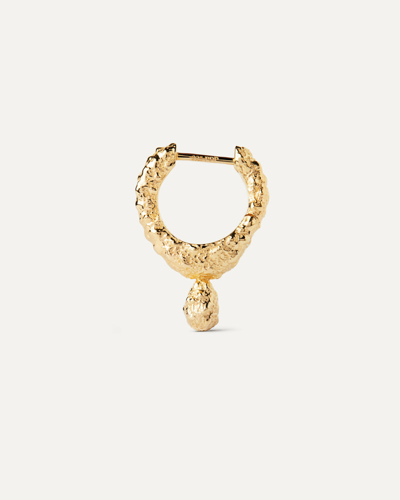 Orecchino a cerchio singolo a forma fluida placcato in oro con texture fusa e pendente