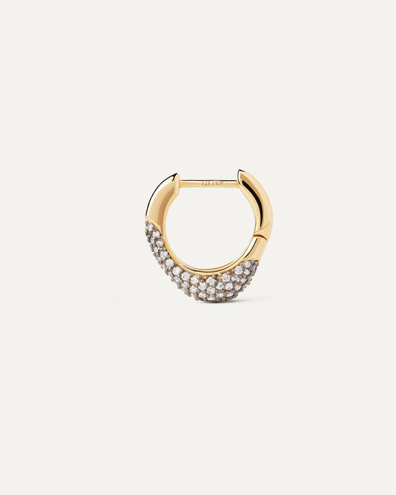 Orecchino a cerchio singolo a forma organica placcato in oro con pavé di zirconi cubici