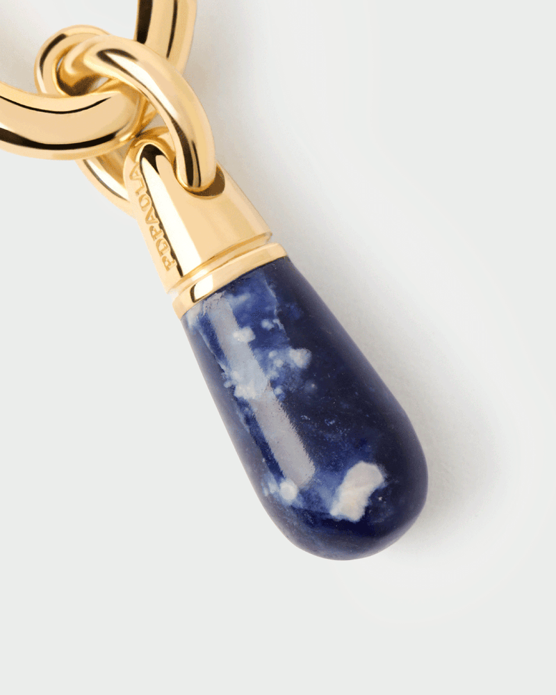 Créole individuelle avec un petit pendentif de pierre bleu en forme de goutte