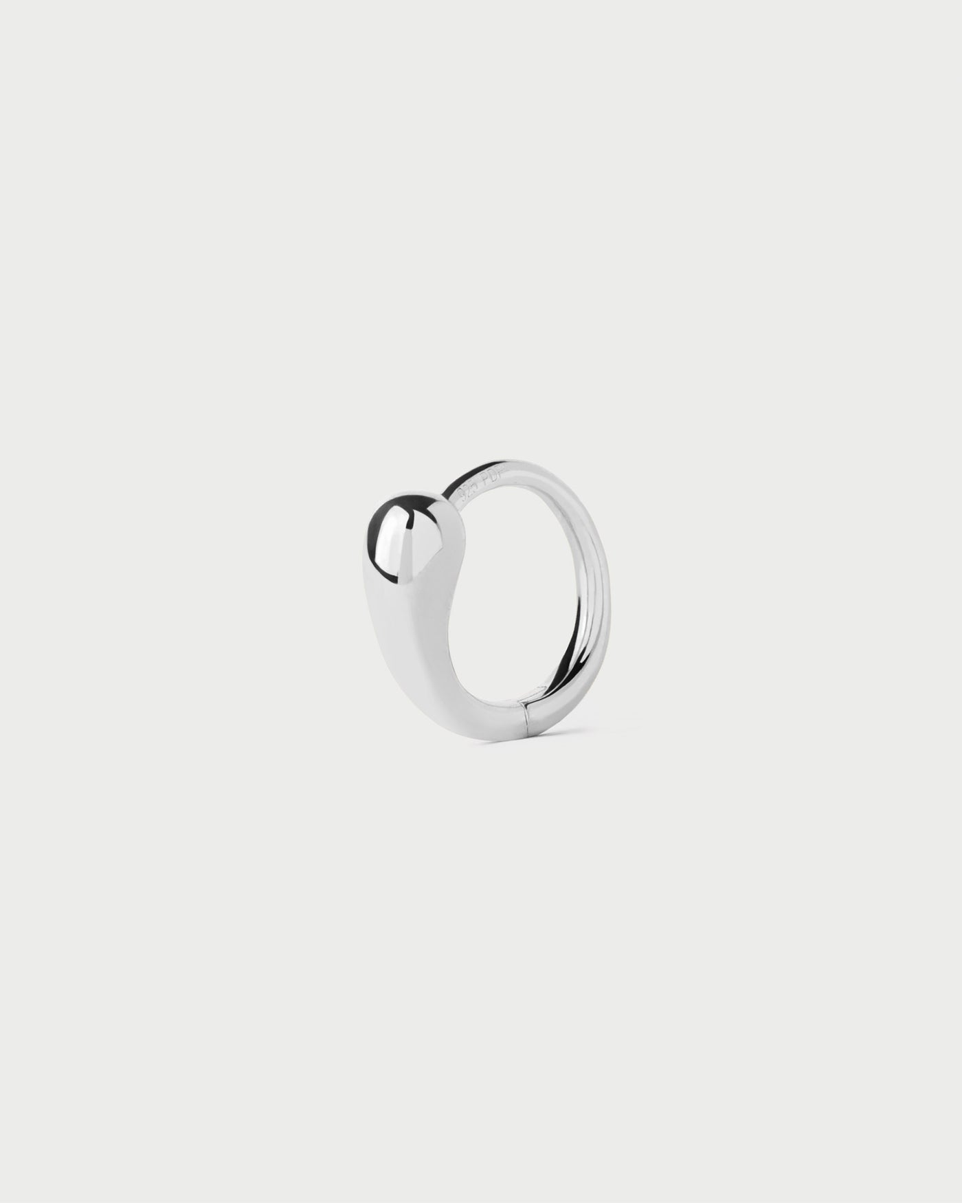 Mini créole individuelle en argent avec motif sculptural de goutte et fermeture cachée