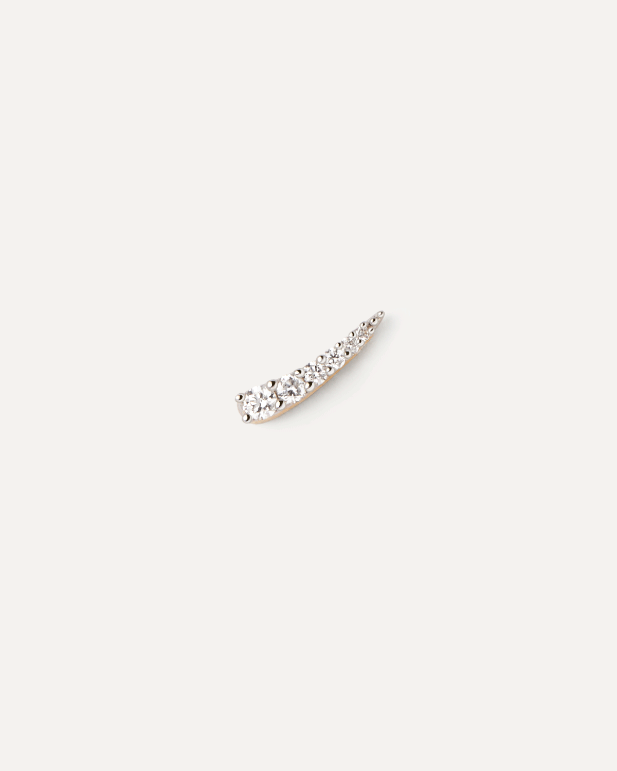 Boucle d'oreille individuelle en or et diamants Glee. Piercing d'oreille en or jaune avec diamants de laboratoire de taille multiple en courbe pointue. Découvrez les dernières nouveautés de chez PDPAOLA. Commandez et recevez votre bijou en toute sérénité.