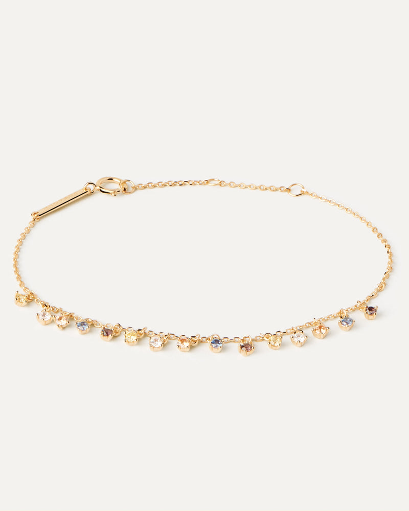 Pulsera de plata con baño de oro y 15 piedras de cinco colores diferentes colgando