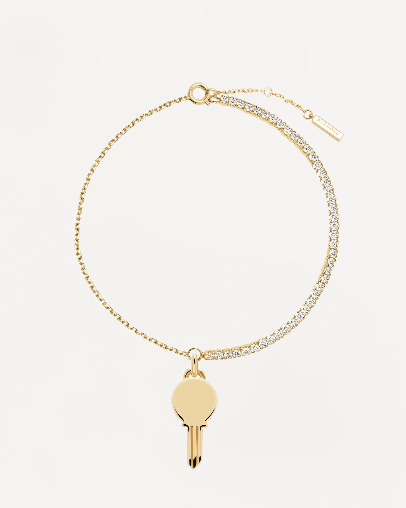 Sélection 2023 | Bracelet Eternum. Bracelet en argent plaqué or et zircons blancs et pendentif clé personnalisable. Découvrez les dernières nouveautés de chez PDPAOLA. Commandez et recevez votre bijou en toute sérénité. Livraison gratuite.
