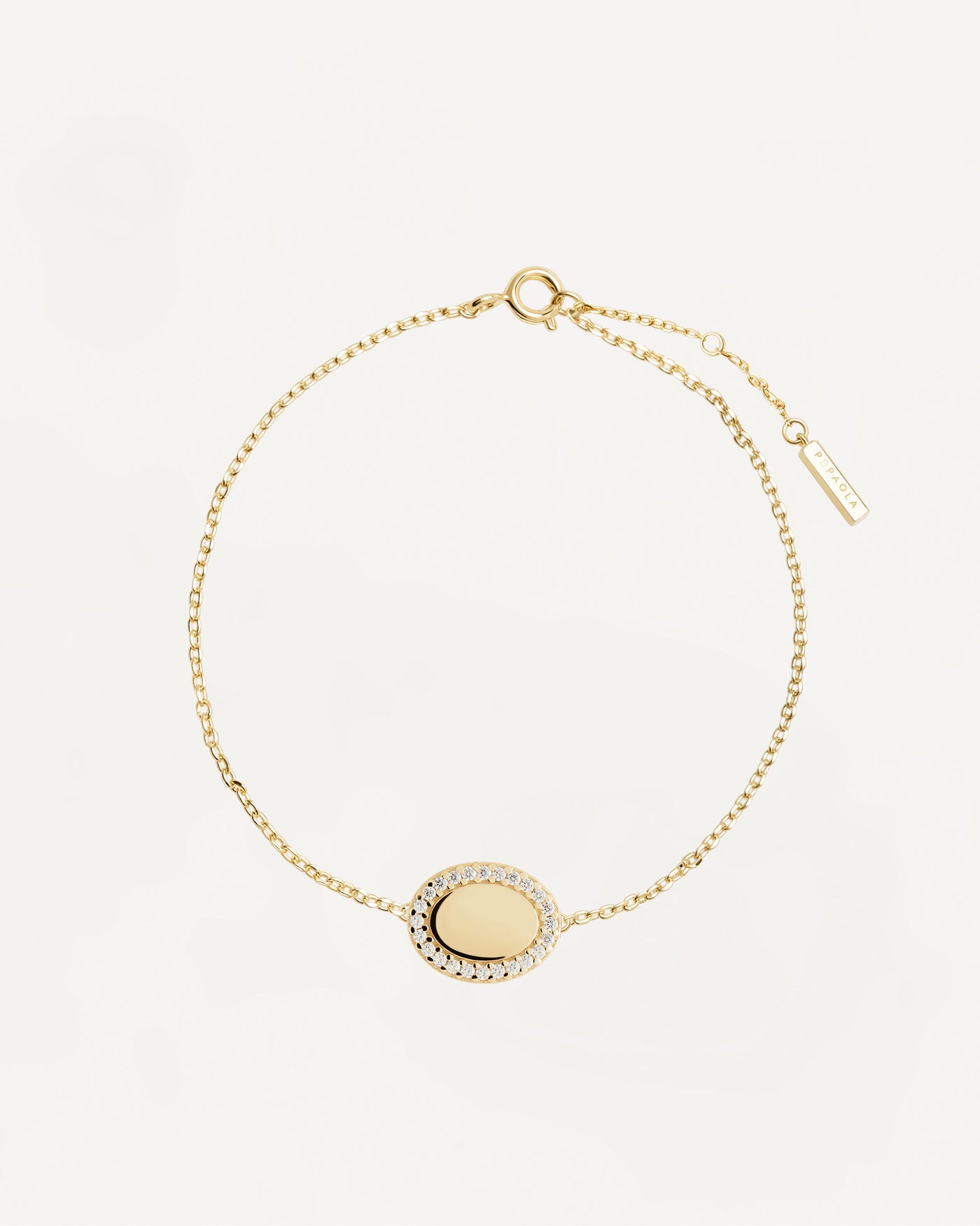 Pulsera Mademoiselle. Pulsera de plata bañada en oro con colgante grabable rodeado de circonitas blancas. Consigue las últimas novedades de PDPAOLA. Haz tu pedido de forma segura y obtén este Best Seller.