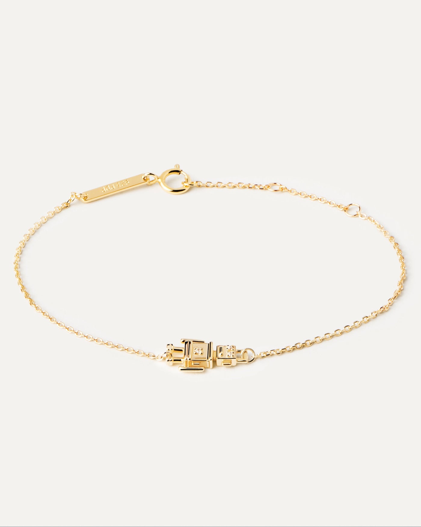 Pulsera Robert. Pulsera de plata bañada en oro con un robot de adorno. Consigue las últimas novedades de PDPAOLA. Haz tu pedido de forma segura y obtén este Best Seller.