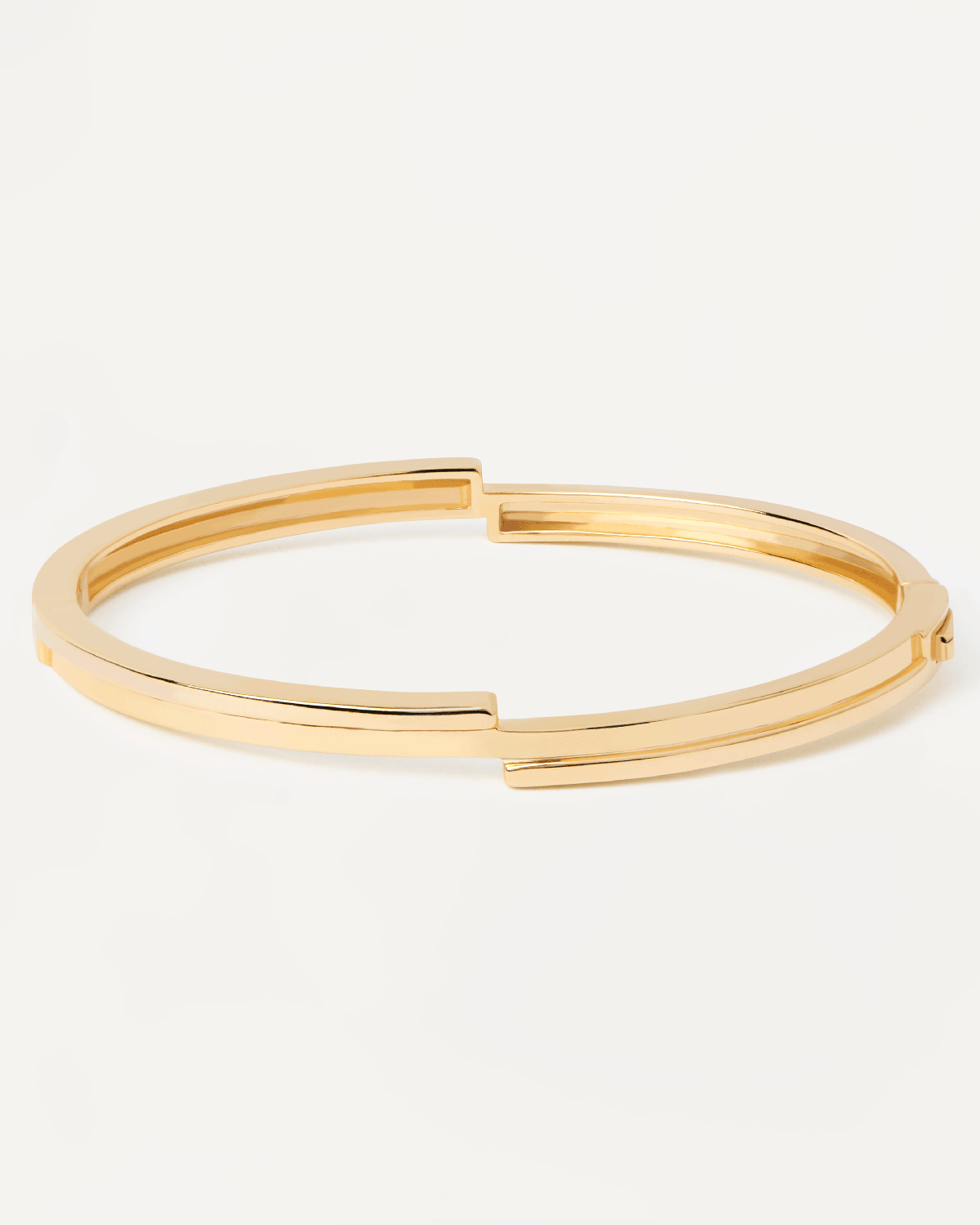2023 Selection | Genesis Bangle. Hinged rigid bracelet with asymetric design in gold-plated silver. Get the latest arrival from PDPAOLA. Place your order safely and get this Best Seller. Free Shipping.