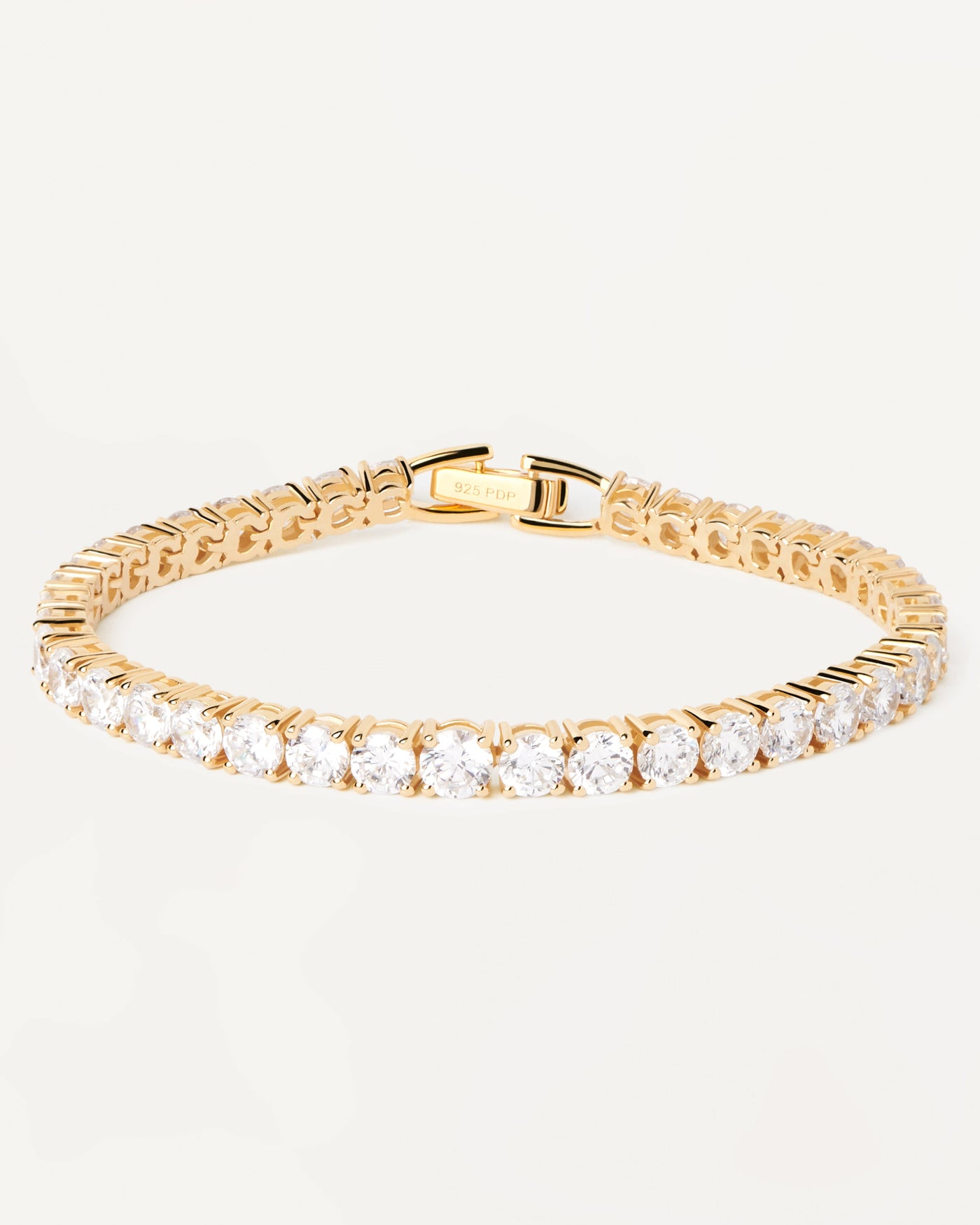 Bracelet Tennis Supreme. Bracelet en argent plaqué or à maille tennnis en zircons blancs. Découvrez les dernières nouveautés de chez PDPAOLA. Commandez et recevez votre bijou en toute sérénité.