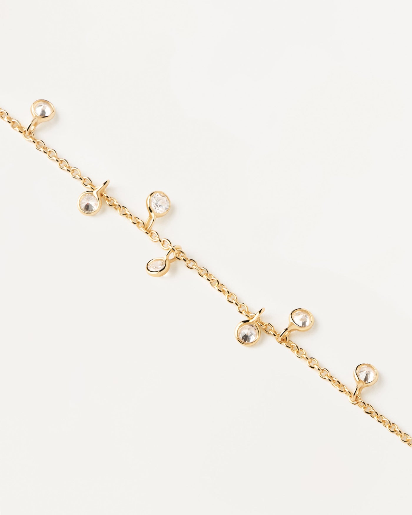 Sélection 2023 | Bracelet Bliss. Bracelet étincellant avec zircons sertis dans des cercles en argent plaqué or. Découvrez les dernières nouveautés de chez PDPAOLA. Commandez et recevez votre bijou en toute sérénité. Livraison gratuite.