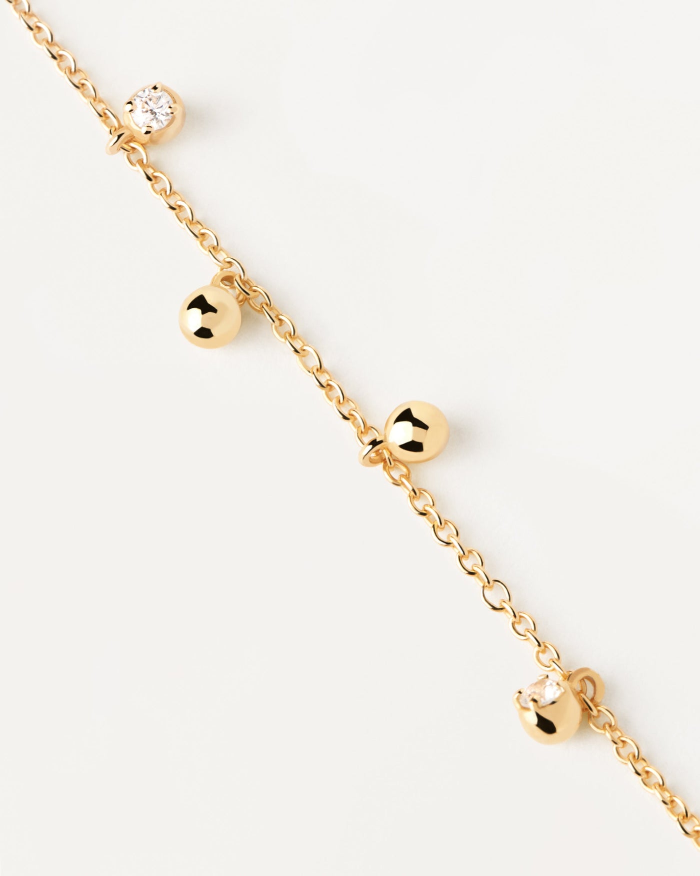 Selezione 2023 | Bracciale Bubble. Bracciale in argento placcato oro con piccoli zirconi e ciondoli a sfera. Acquista le ultime novità di PDPAOLA. Effettua il tuo ordine in tutta sicurezza e non lasciarti sfuggire questo best seller. Spedizione gratuita.
