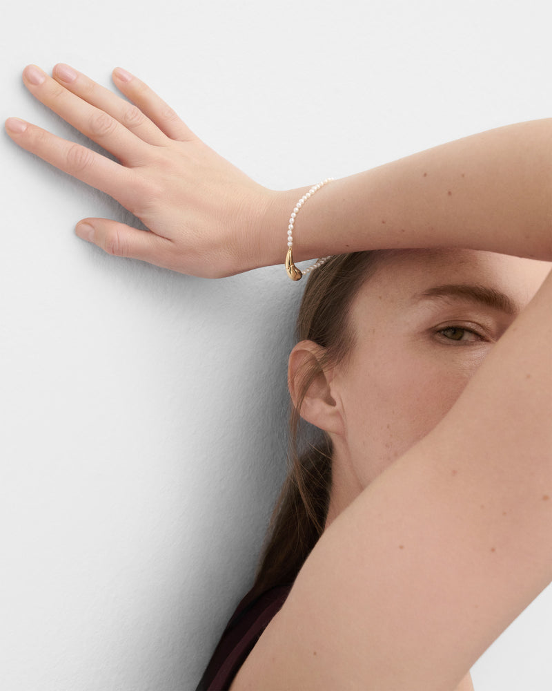 Elegante bracciale di perle coltivate d'acqua dolce con chiusura a goccia fluida