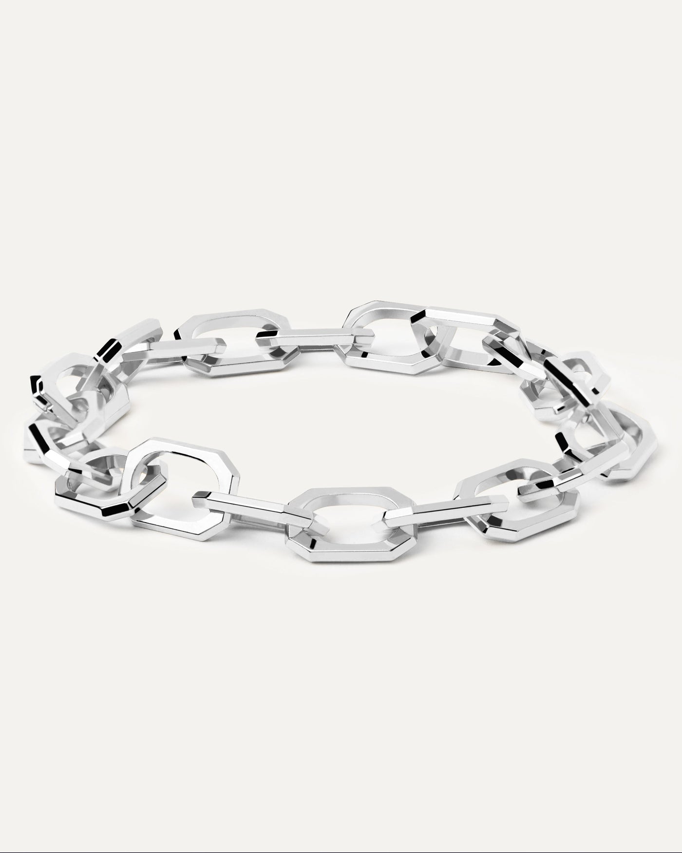 Sélection 2023 | Bracelet chaine argenté Small Signature. Bracelet chaine forçat à maillons octogonaux en argent rhodié. Découvrez les dernières nouveautés de chez PDPAOLA. Commandez et recevez votre bijou en toute sérénité. Livraison gratuite.