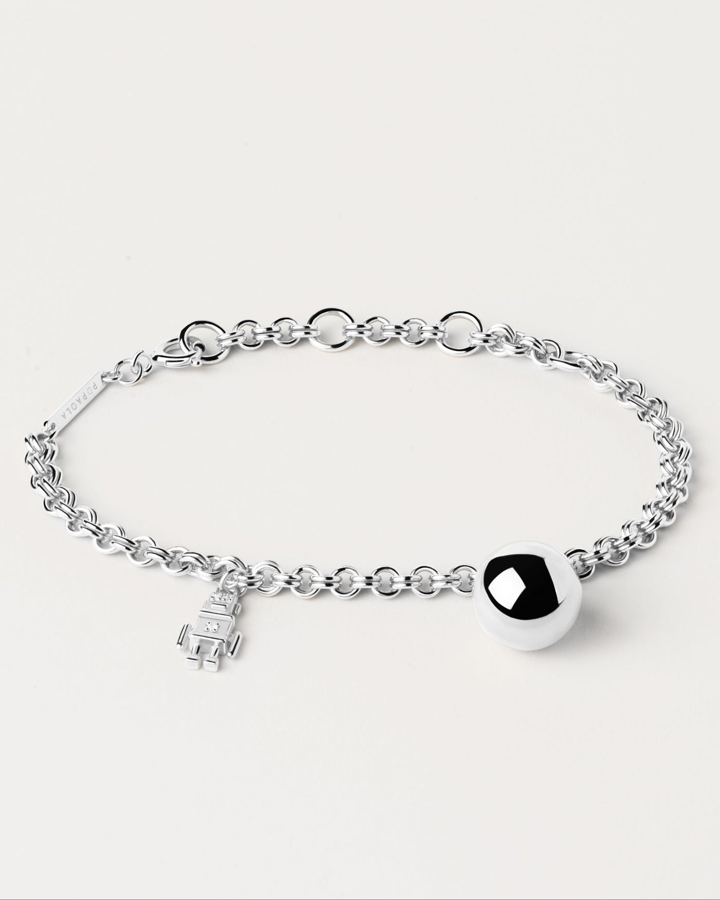 Bracelet en Argent Space Age. Bracelet chaine en argent massif avec pendentifs robot et boule. Découvrez les dernières nouveautés de chez PDPAOLA. Commandez et recevez votre bijou en toute sérénité.