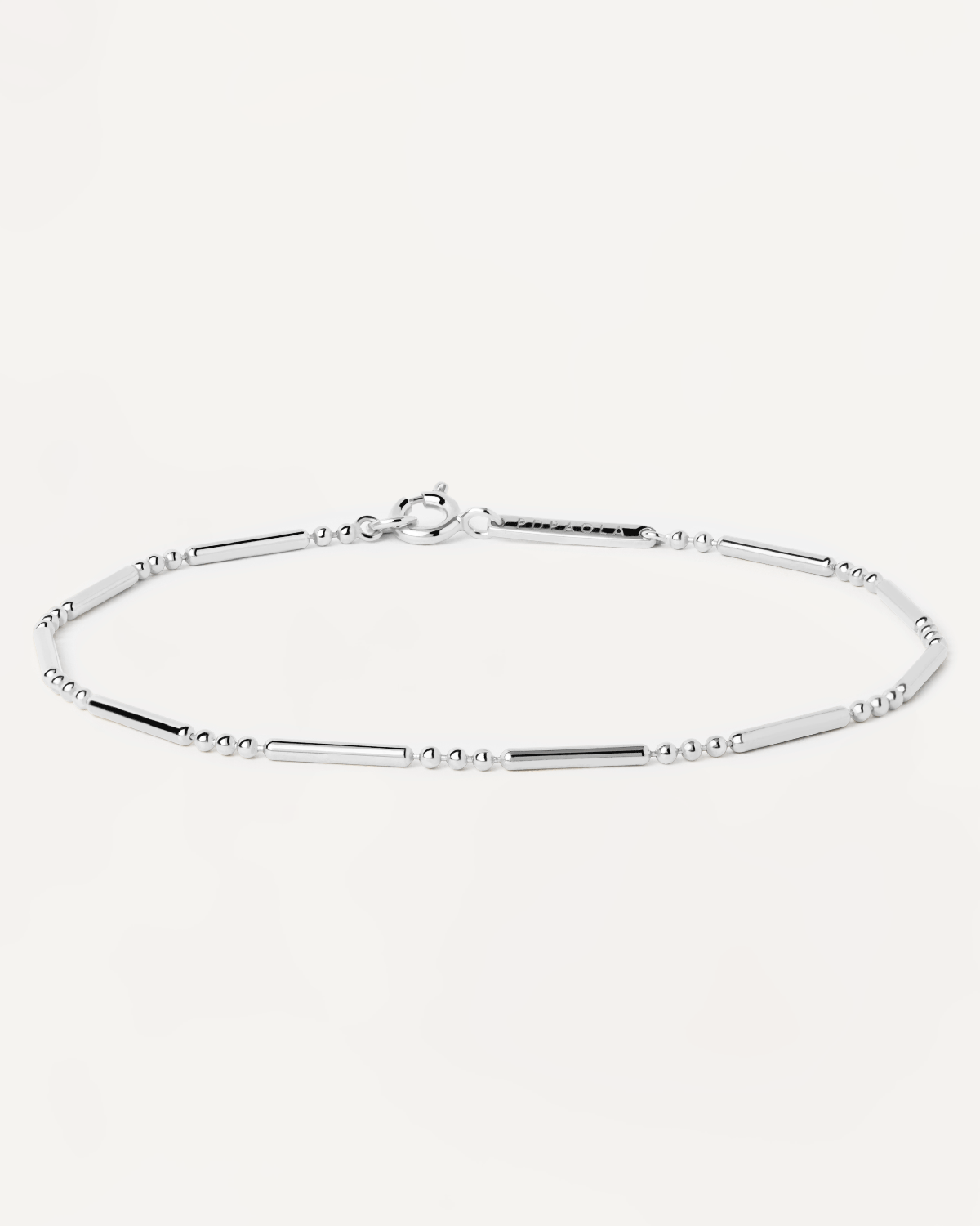 Selezione 2023 | Bracciale in argento Valeria. Bracciale strutturato a pallini e barre in argento sterling. Acquista le ultime novità di PDPAOLA. Effettua il tuo ordine in tutta sicurezza e non lasciarti sfuggire questo best seller. Spedizione gratuita.