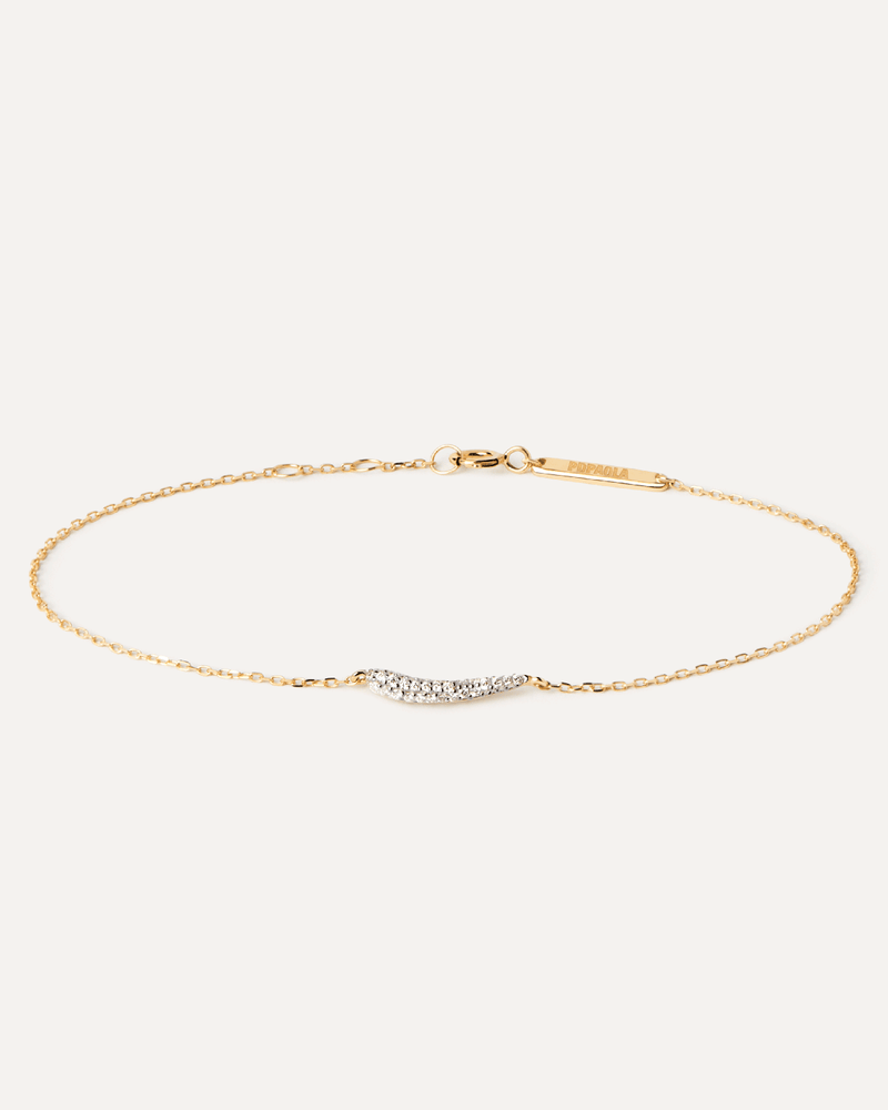 Solid yellow gold bracelet with a curved point shape pavé lab-grown diamond of 0.13 carats