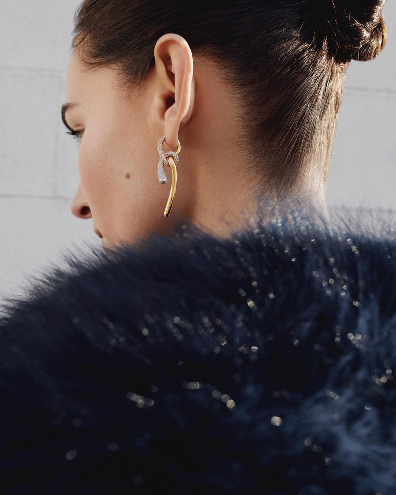 Boucles d'oreilles asymétriques élégantes avec pendentif de nœud serti de zircon pavé